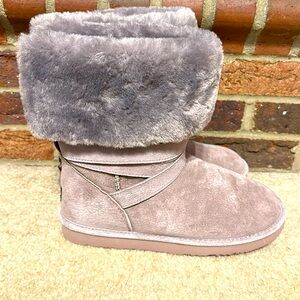 Like New! Women’s SZ 9 Lamo suede slip on boots. Purplish grey. Sherpa lined.